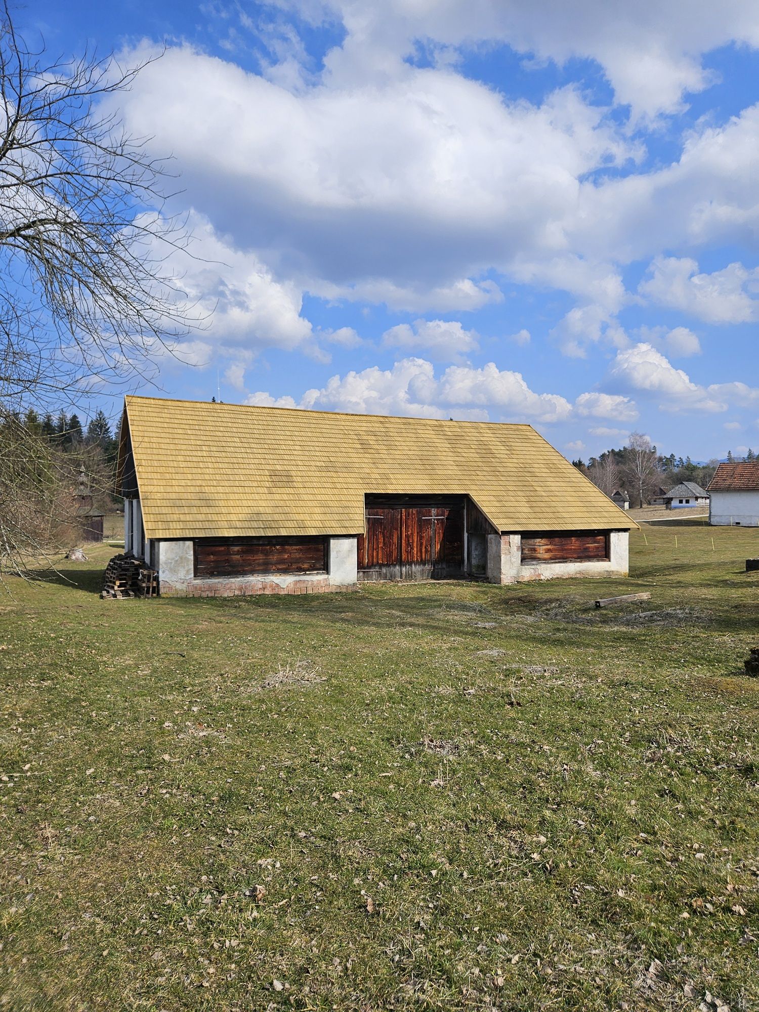 Ďalšie historické objekty v Múzeu slovenskej dediny majú obnovené strechy - obrázok 2